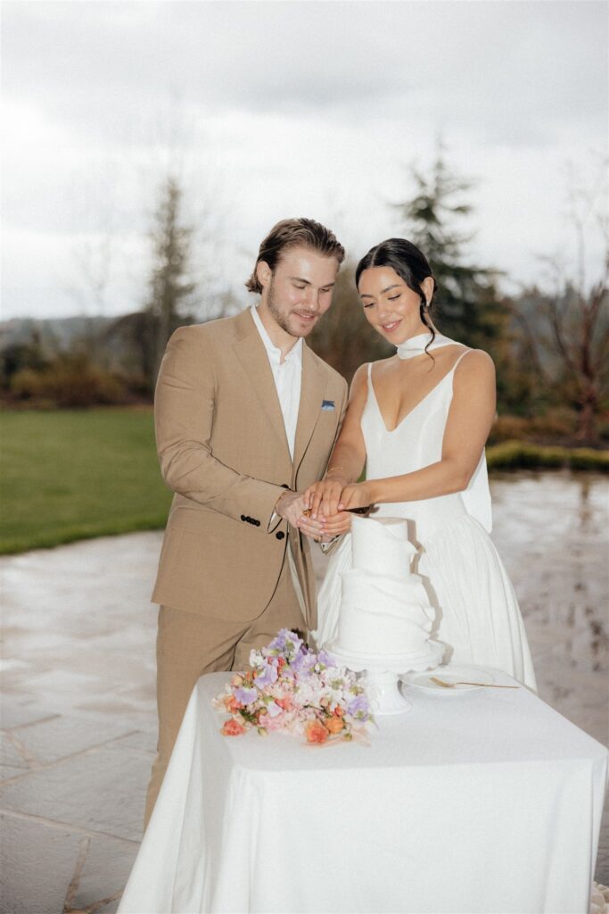 happy couple cutting their wedding cake 