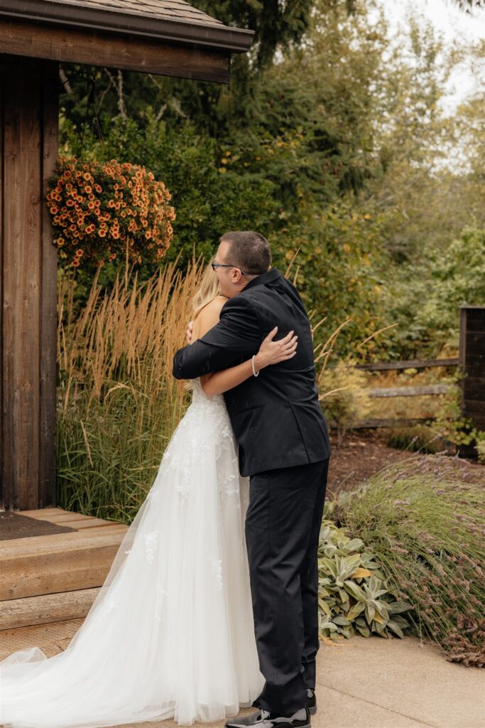Cute picture of the bride and her dad hugging