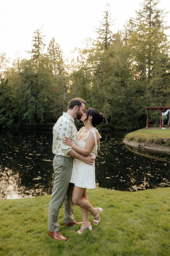 picture of the newly married couple kissing