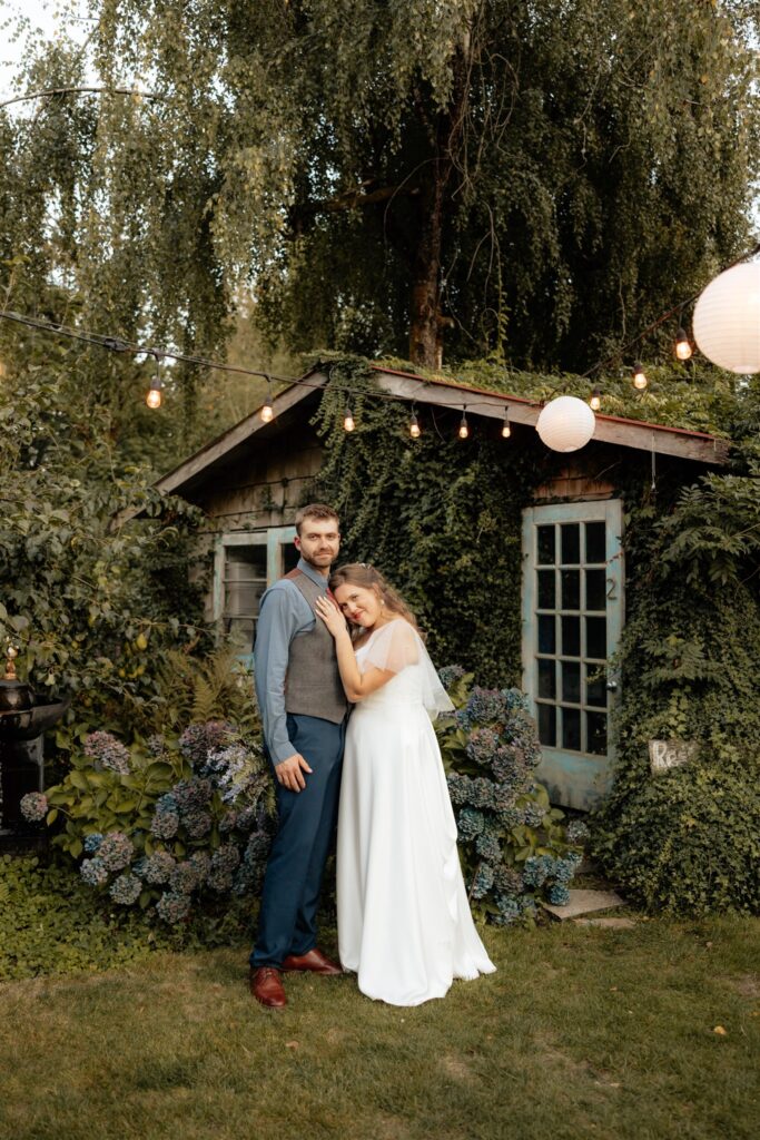 cute picture of the newly married couple kissing