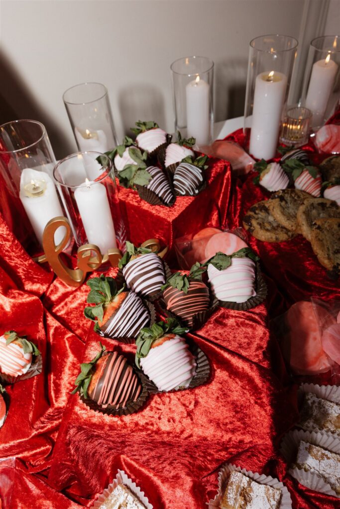 stunning picture of the wedding cake