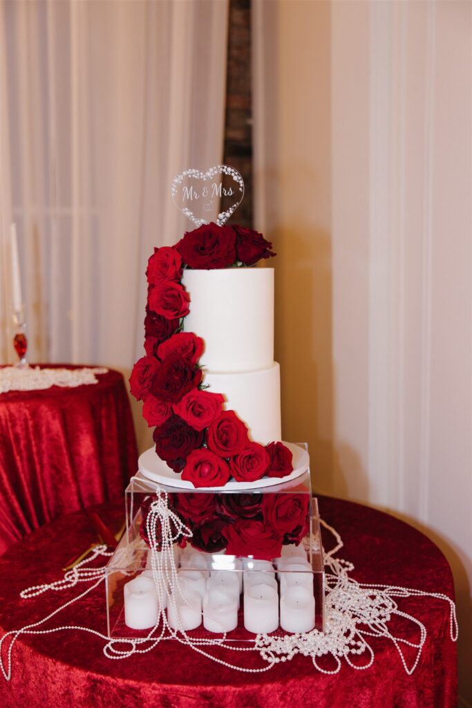 stunning picture of the wedding cake