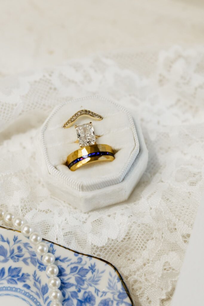 closeup shot of the wedding rings
