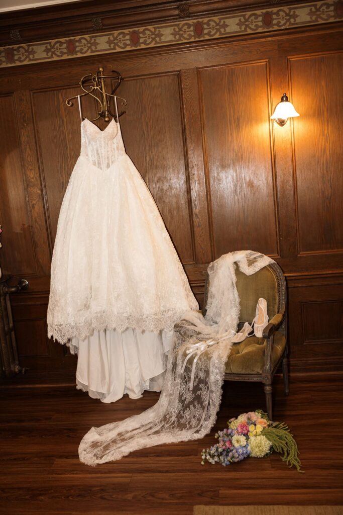 stunning picture of the wedding dress